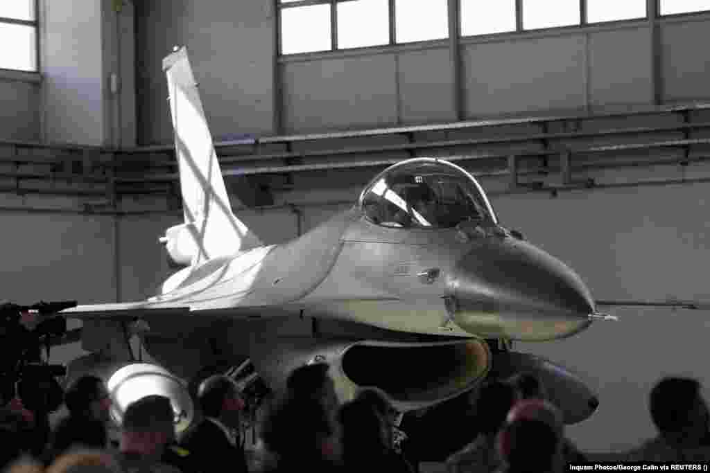 F-16 ПС Нідерландів демонструють літаки журналістам під час відкриття центру. Оллонгрен зазначила, що навчальний центр сподівається розпочати навчання українських пілотів та екіпажів якомога швидше  