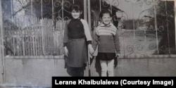 Леране (слева) с сестрой Урьяне перед домом в деревне Джанкойского района в Крыму