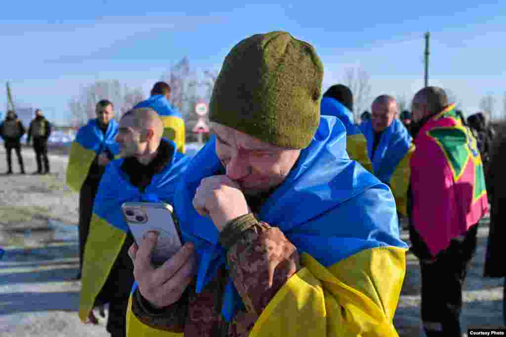 Український прапор на плечах і перша розмова з рідними. Сліз не втримати 