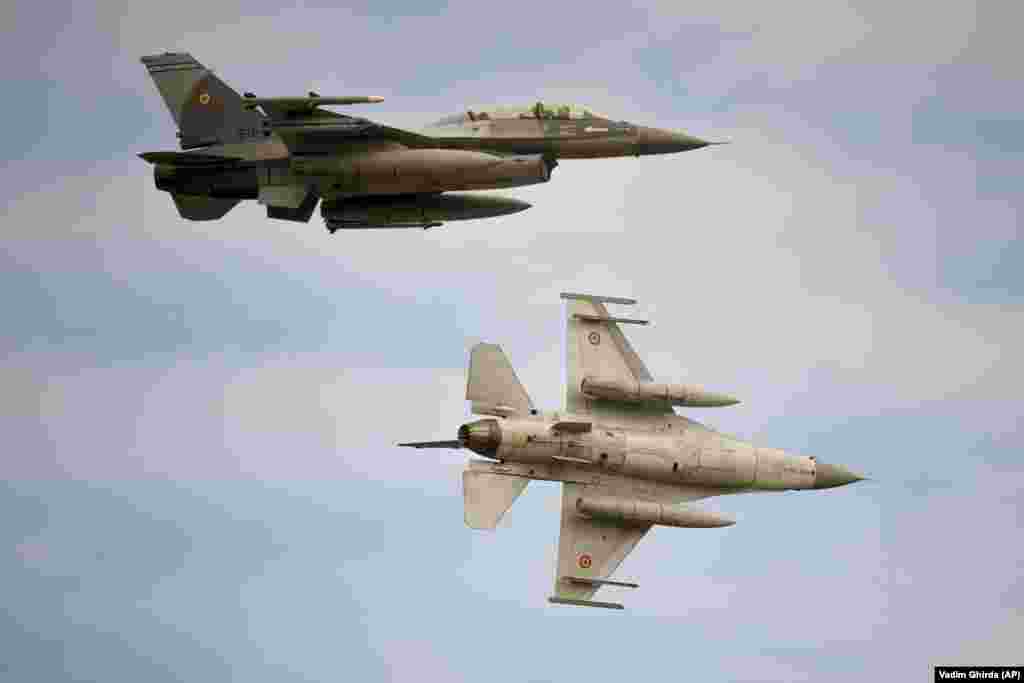 Винищувач F-16 ПС Румунії пролітає над тренувальним центром під час урочистого відкриття на військовій авіабазі. База 86 поблизу Фетешті, Румунія, 13 листопада 2023 року. Міністерство оборони Румунії заявило, що відкриття центру спрямоване на підвищення оперативної сумісності між союзниками по НАТО та покращення позиції військового альянсу «для протистояння складним викликам» у Східній Європі та регіоні Чорного моря