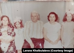 Семья Леране в Узбекистане за несколько дней до возвращения в Крым. Слева направо: бабушка Медине с малышкой Эльвирой, сестра Урьяне, дедушка Сеть-Яя, мама Мусине и Леране