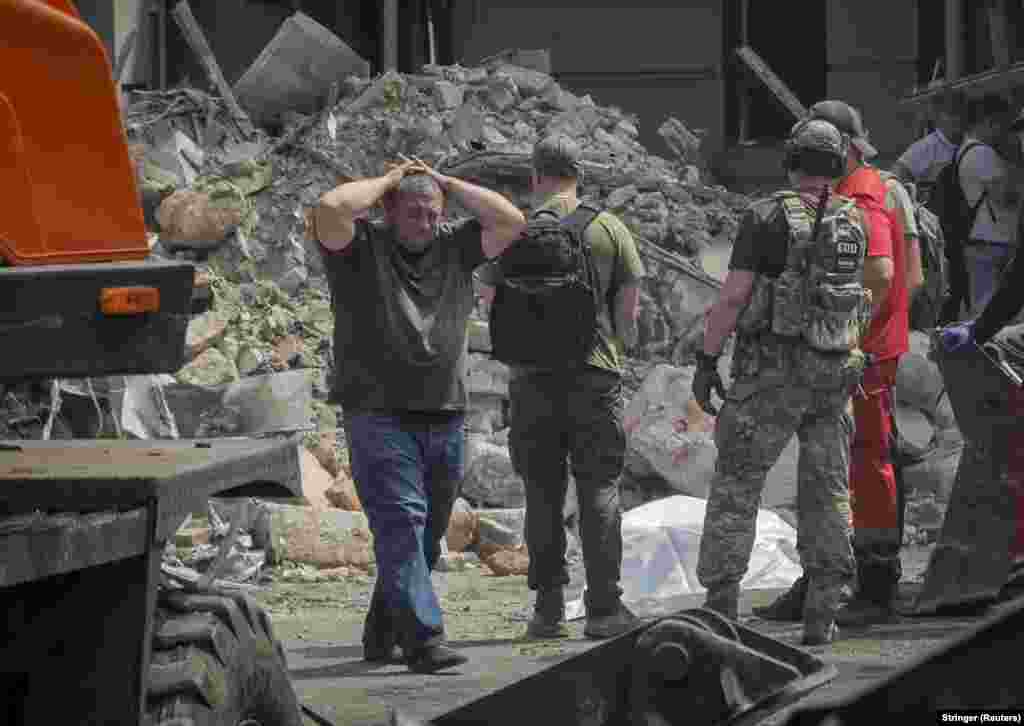 Голова обласної військової адміністрації Олег Кіпер повідомив, що внаслідок нічної атаки на Одесу у ніч на 20 липня загинув 21-річний чоловік.   «На жаль, внаслідок нічної російської атаки маємо одного загиблого в Одесі. Загиблий – охоронець цивільної будівлі, 2002 року народження», – повідомив він