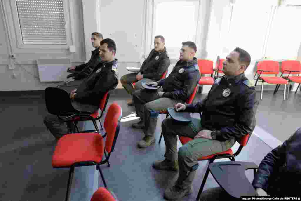 Пілоти ПС Румунії під час теоретичних занять у навчальному центрі. Семеро пілотів розпочали навчання в центрі 13 листопада 2023 року. Оллонгрен сказала, що європейські союзники повинні продовжувати підтримувати Україну, і вони не можуть «дозволити собі втоми» щодо війни, «ми повинні нарощувати наші зусилля, ми повинні продовжувати всіляко підтримувати Україну»