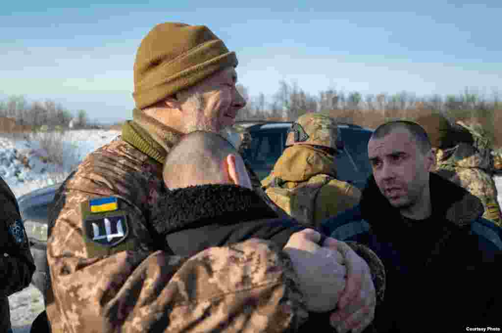 Обійняти побратима, якого звільнили з полону... «Це другий великий обмін після тривалої перерви. І ми продовжуємо роботу та виконання задачі президента – повернути всіх», – повідомив голова Офісу президента Андрій Єрмак