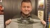Головнокомандувач Збройних сил України Валерій Залужний тримає відтворену сорочку Степана Бандери. Сорочку за світлиною відтворив проєкт «Вишивка в одязі видатних українців» 