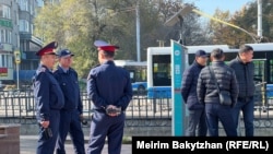Полицейские в Алматы в день анонсированного критиками власти митинга. 25 октября 2023 года. Иллюстративное фото