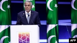 اسحاق ډار په بېلجییم کې یوې غونډې ته وینا کوي - پخوانی انځور.