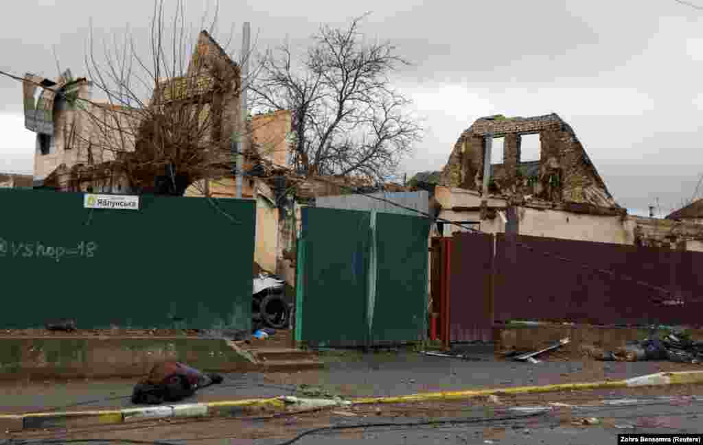 Filkina a murit pe strada Iablunska, o arteră lungă, acum infamă, de la marginea de sud a suburbiei, unde alte cadavre de civili, unii cu mâinile legate la spate, au fost lăsate în drum. Primarul orașului spune că 400 de civili au fost uciși de forțele rusești.  