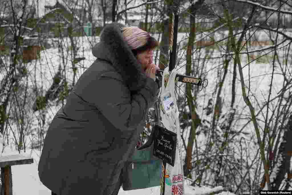 „Pentru mine lumea s-a sfârșit pe 5 martie (când se crede că ar fi fost omorâtă Irina), spune sora ei în timp ce plânge lângă mormântul surorii sale. „Una e când cineva moare după o lungă boală și este îngropat. Alta când este ucis pe neașteptate și fără motiv”, spune ea printre hohote de plâns.  