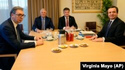 Președintele Serbiei, Aleksandar Vucic (în stânga) și primul ministru din Kosovo, Albin Kurti, (în dreapta) la întâlnirea mediată de șeful de politici externe a UE, Josep Borrell (al doilea din stânga) la întâlnirea de luni de la Bruxelles.