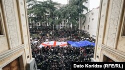 საპროტესტო აქცია პარლამენტის შენობასთან იურიდიულ კომიტეტში "უცხოეთის აგენტების" კანონპროექტების განხილვის პარალელურად. 6 მარტი, 2023 წელი