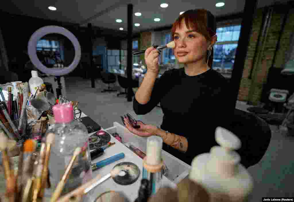 Esteticianul Irinei, Anastasia Subașeva, care locuiește acum în Vilnius, Lituania, își amintește de seara din aprilie când a dat peste o postare pe rețelele de socializare care arăta mâna fără viață. „M-am uitat pe schimbul nostru de mesaje și am comparat pozele pe care i le-am făcut cu acea poză. Și era ea. Am început să țip.... Am plâns pe umărul mamei, m-am simțit cu sufletul gol și rănit."