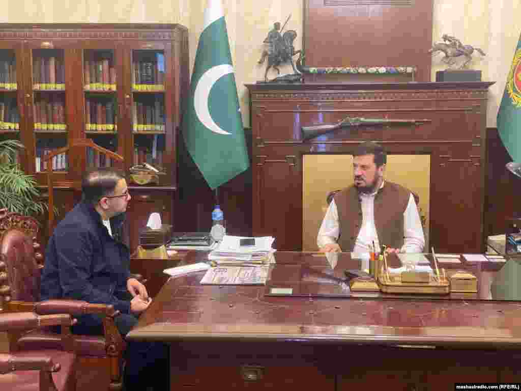 د خیبر پښتونخوا ګورنر غلام علي (ښي لوري ته) د فبرورۍ پر شپږمه د مشال راډیو خبریال ګل ایاز ته وویل چې په صوبه کې یې د انتخاباتو امنیت لپاره انتظامات کړي دي. 