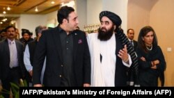 بلاول بټو زرداري (ګیڼې خوا ته) له امیر خان متقي سره په اسلام باد کې روان دی ـ د ۲۰۲۳ز کال د مې ۷مې انځور.