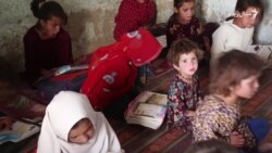 د يوې خونې ښوونځی: رفيعه له ۲۴ کلونو راهیسې نجونو ته درس ورکوي د يوې خونې ښوونځی: رفيعه له ۲۴ کلونو راهیسې نجونو ته درس ورکوي