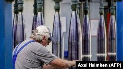 Собеседник The Washington Post называет этот подход выгодным для обеих сторон: для Европы это дешевле, а Украина сможет развивать собственное производство