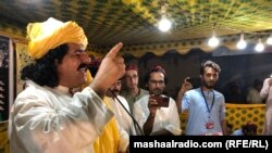علي وزیر په کراچۍ کې د پي ټي اېم یوې غونډې ته وینا کوي - پخوانی انځور.