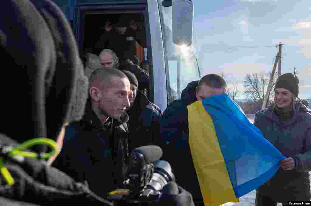 Прапор, під яким воювали... Від початку масштабного вторгнення Росії 24 лютого 2022 року через обміни Україна вже звільнила понад 3000 тисячі своїх громадян, військових і цивільних, які потрапили в полон і утримувалися Росією.  Ще понад 8 тисяч українців досі перебувають у російському полоні, повідомив 24 січня 2024 року в Координаційному штабі з питань поводження з військовополоненими 