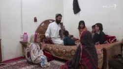 خدایداد جوګیزی هره شپه بچیو ته چیغکه غږوي او بیا یې سبق ته کښېنوي خدایداد جوګیزی هره شپه بچیو ته چیغکه غږوي او بیا یې سبق ته کښېنوي