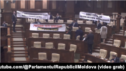 Коммунисты и социалисты в молдавском парламенте выразили протест президентской партии из-за переименования языка, Кишинёв, 16 марта 2023 года