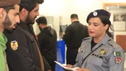یو نرښځی د لاهور په پولیسو کې دنده ترسره کوي یو نرښځی د لاهور په پولیسو کې دنده ترسره کوي