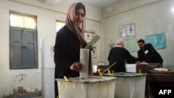 په کراچۍ کې یوه ښځه د فبرورۍ پر اتمه په عامو انتخاباتو کې رایه کاروي.