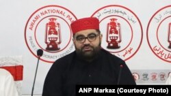 اېمل ولي خان په پېښور کې خبري غونډې ته وینا کوي - پخوانی انځور.