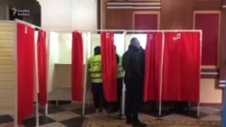 Bir kabinəyə eyni vaxtda iki şəxs daxil olur Bir kabinəyə eyni vaxtda iki şəxs daxil olur