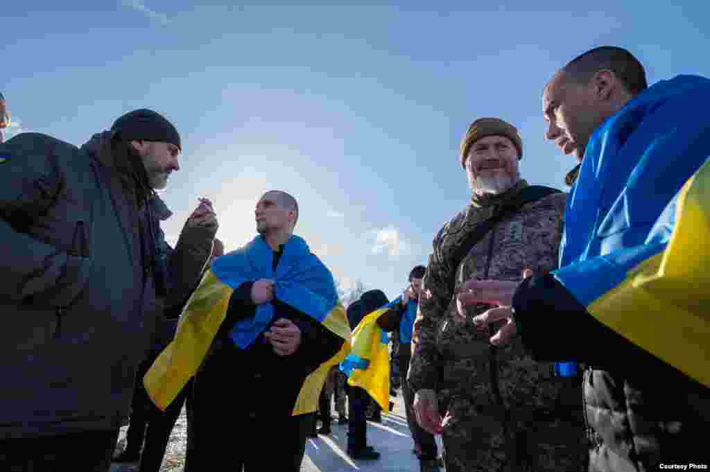 Голова Офісу президента Андрій Єрмак повідомив, що серед повернутих додому українців – воїни Збройних сил України, Національної гвардії, Держприкордонслужби, а також Національної поліції – рядові, сержанти й офіцери. Серед воїнів, за його словами, «є і захисники Маріуполя, які були на «Азовсталі», оборонці острова Зміїний, а також ті, хто воював на низці інших напрямків»