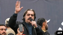 ګنډا پور وايي د سېنېټ ټاکنو ځنډېدل غير قانوني دي نو ځکه یې پر ضد مظاهرې پيلوي. پخوانی انځور