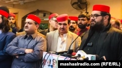 اېمل ولي خان په سوات کې د ګوند یوې غونډې ته وینا کوي - پخوانی انځور.
