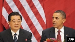 U.S. President Barack Obama (right) and President Hu Jintao make remarks during a meeting with business leaders in Washington