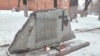 Осквернённый мемориальный камень репрессированным полякам в Томске
