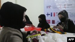 تر بندیز مخکې، په هرات کې ښځې په يوه کارخانه کې د ګْلکارۍ کار کوي ـ انځور له ارشیفه