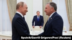 Президент России Владимир Путин принимает посланника президента США Дональда Трампа Стива Уиткоффа в Москве, Россия, 6 августа 2025 года