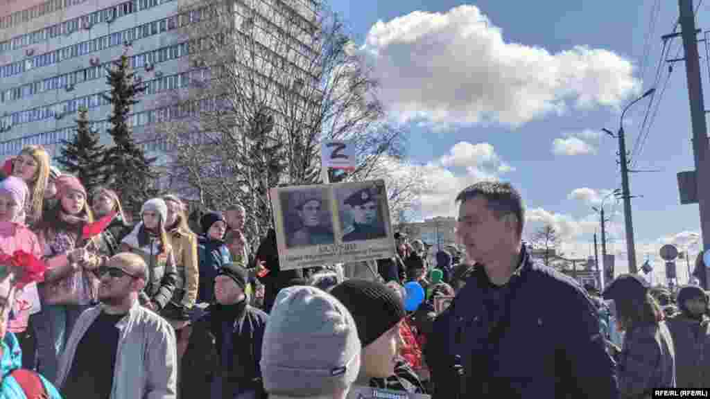 Участница парада Победы в Архангельске с табличкой с портретами своих родственников и Z-символикой. 