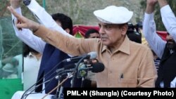 د وزیراعظم دفتر ویلي دي چې چارواکو ورته په ټانک او ډېره اسماعیل خان کې د سېلابونو په اړه معلومات ورکړل - پخوانی انځور.