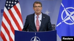 Министр обороны США Эштон Картер выступает на пресс-конференции в Брюсселе