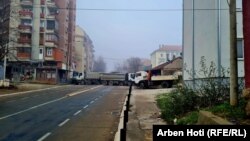 Baricade formate din camioane în orașul Mitrovița, din Kosovo, pe 27 decembrie 2022.