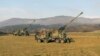 Tunuri autopropulsate de 155 mm ale armatei sârbe sunt poziționate în sudul Serbiei, în apropierea liniei administrative cu Kosovo, luni, 26 decembrie 2022. Fotografie furnizată de Serviciul de presă al Ministerului sârb al Apărării.
