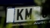 Problema plăcuțelor de înmatriculare din Kosovo pare să fi fost în sfârșit rezolvată, iar mașinile înmatriculate de acum încolo vor avea însemne naționale kosovare și vor fi acceptate ca atare în zona etnic sârbă și în Serbia. Plăcuțele vechi vor rămâne în vigoare.