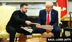 Presidenti ukrainas Volodymyr Zelensky, majtas, dhe presidenti amerikan Donald Trump, 28 shkurt 2025.