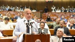 شهباز شریف د اپرېل پر ۱۱مه د پخواني وزیراعظم عمران خان تر ګوښه کېدو یوه ورځ وروسته د پاکستان د نوي اېتلافي حکومت مشر شو.