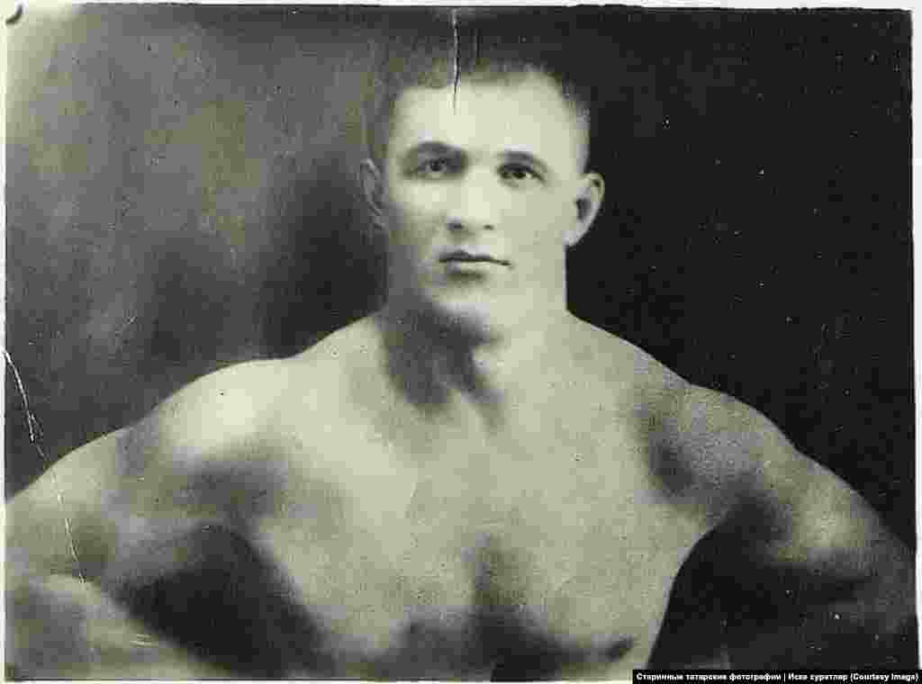 Двукратный чемпион мира по вольной борьбе Мусин Джалял (1903-1975). Он родился в татарской деревне Шубино, Нижегородской области. Фото без даты