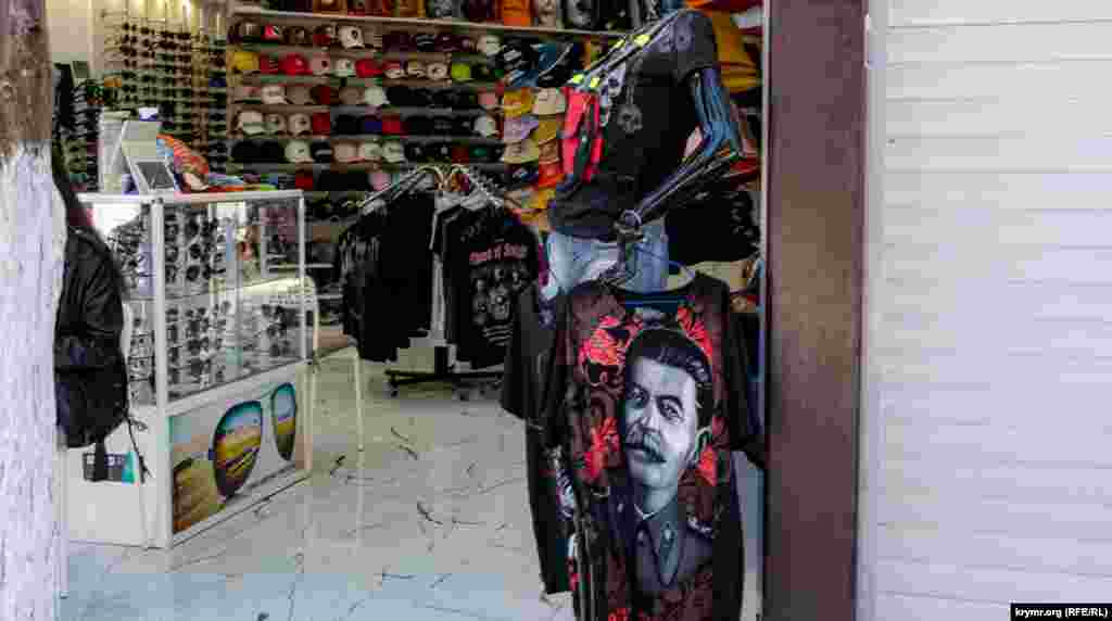 В «пляжном» бутике продают футболки с портретом советского диктатора Сталина