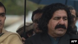 علي وزير په يوه خبري غونډه کې (انځور له ارشيفه)