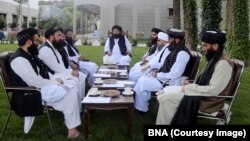 د مولوي عبدالکبیر (په منځ کې) په مشرۍ د طالبانو د چارواکو غونډه ـ پخوانی انځور.