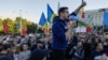 Alianța pentru Unirea Românilor (AUR) - partid aflat în opoziție, deși pierde procente, trece în fața PNL și se menține la peste 20% intenții de vot. În imagine, liderul AUR, George Simion, la o manifestație a suporterilor săi.