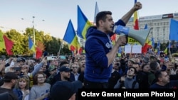 Alianța pentru Unirea Românilor (AUR) - partid aflat în opoziție, deși pierde procente, trece în fața PNL și se menține la peste 20% intenții de vot. În imagine, liderul AUR, George Simion, la o manifestație a suporterilor săi.