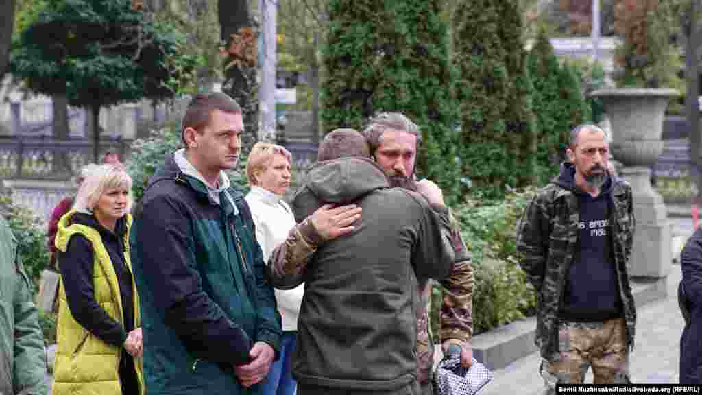 Чоловіки  не стримували сліз